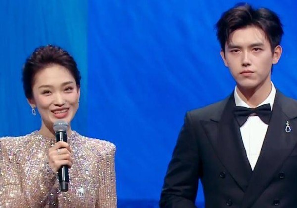 金鸡奖开幕星光黯淡，周冬雨开场陈飞宇主持，网友感慨电影圈萧条