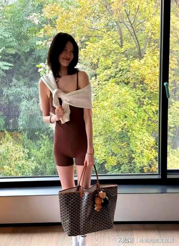 何穗产后大秀身材!上围火辣,私密位尴尬,陈伟霆男友视角好绝!