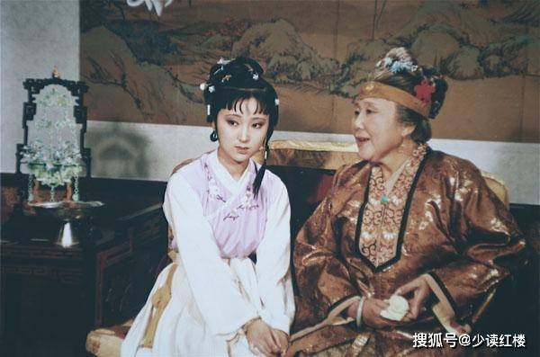 林黛玉进贾府时，有哪些容易被忽略的细节？