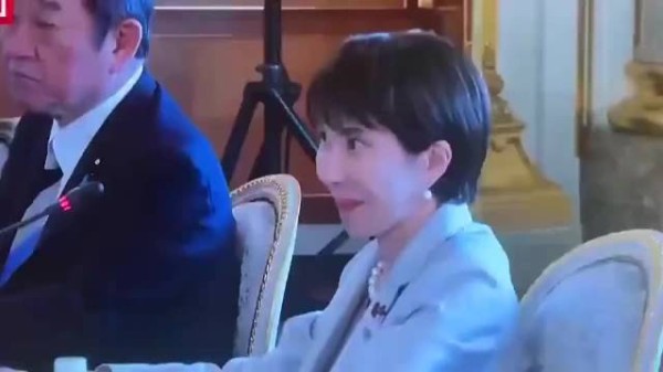 真的很无语，一个国际领导人这种行为简直放荡，她以前干什么的？