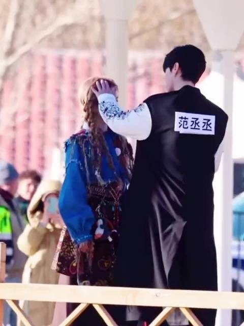白鹿范丞丞体验塔吉克族见面礼，亲右手心摸头互动