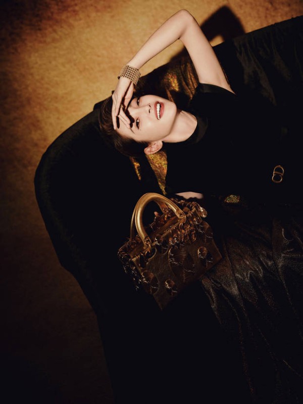 李冰冰笑容明媚,美艳动人。