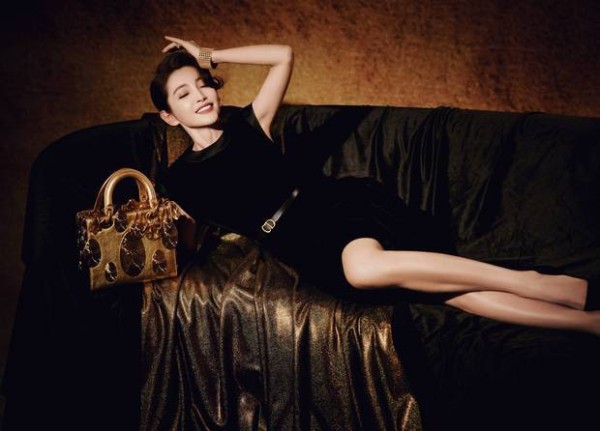 李冰冰穿黑色丝绒连衣裙,姿态慵懒。