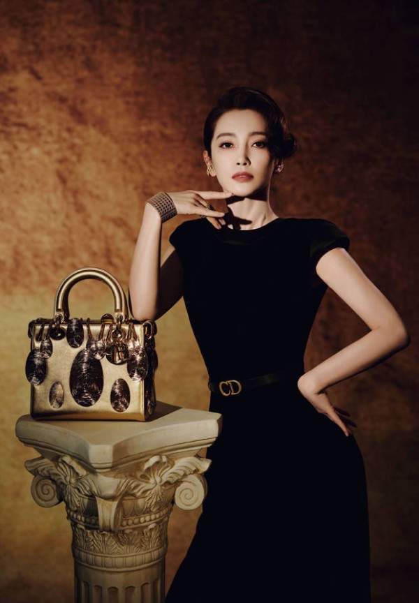 李冰冰单手掐腰,姿态优雅。