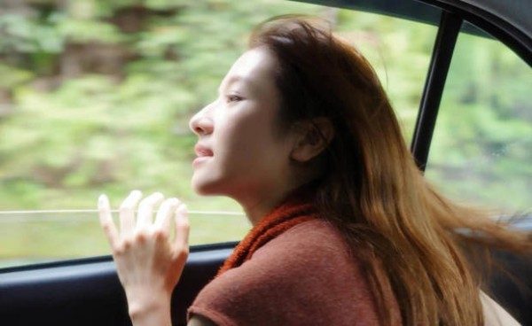 李兰迪坐在车中，风吹气她的长发。