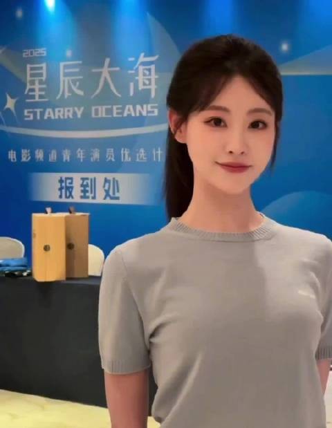 祝绪丹蓝T高马尾造型清爽温柔，被赞白月光学姐