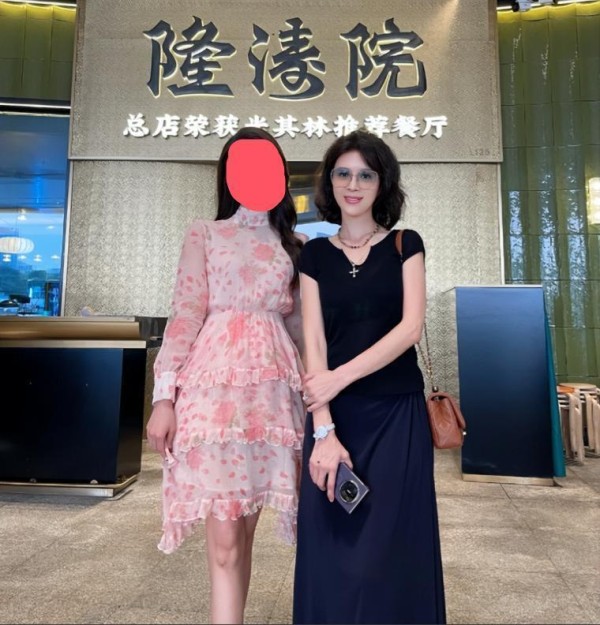 50岁金巧巧近照曝光：说她像20岁少女都不为过，细看却毛病一大堆