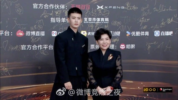 任嘉伦邓亚萍亮相竞燃之夜红毯,体育演艺双星交汇