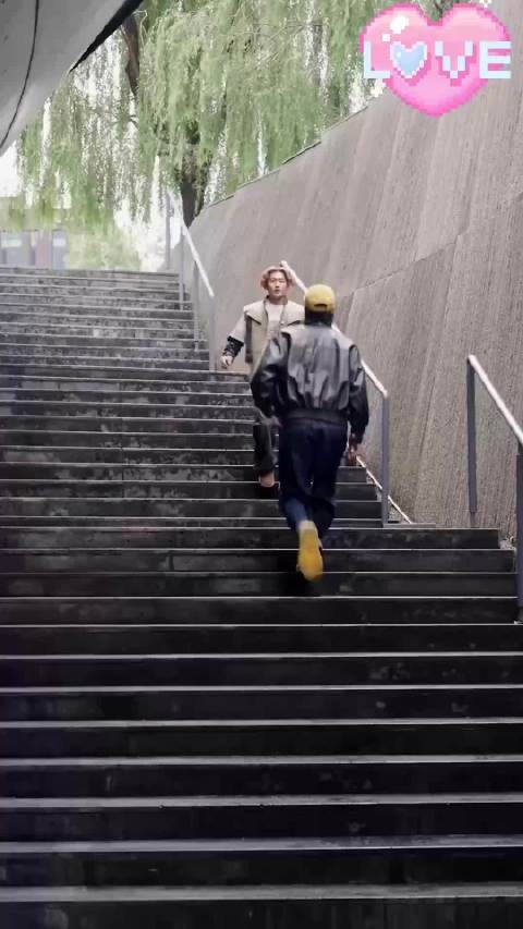 王一博喜欢先搭裤子，喜欢穿袜子穿鞋