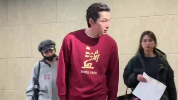 胡歌文淇扫楼宣传新戏，跳企鹅舞欢快魔性，戴鹿角似小孩姐老年哥