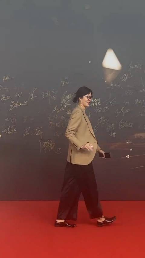 65岁郎平出现在干练飒爽，状态太好了