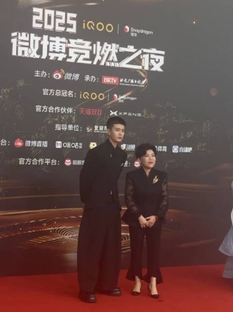 任嘉伦邓亚萍同走红毯，寸头珍珠耳环造型吸睛