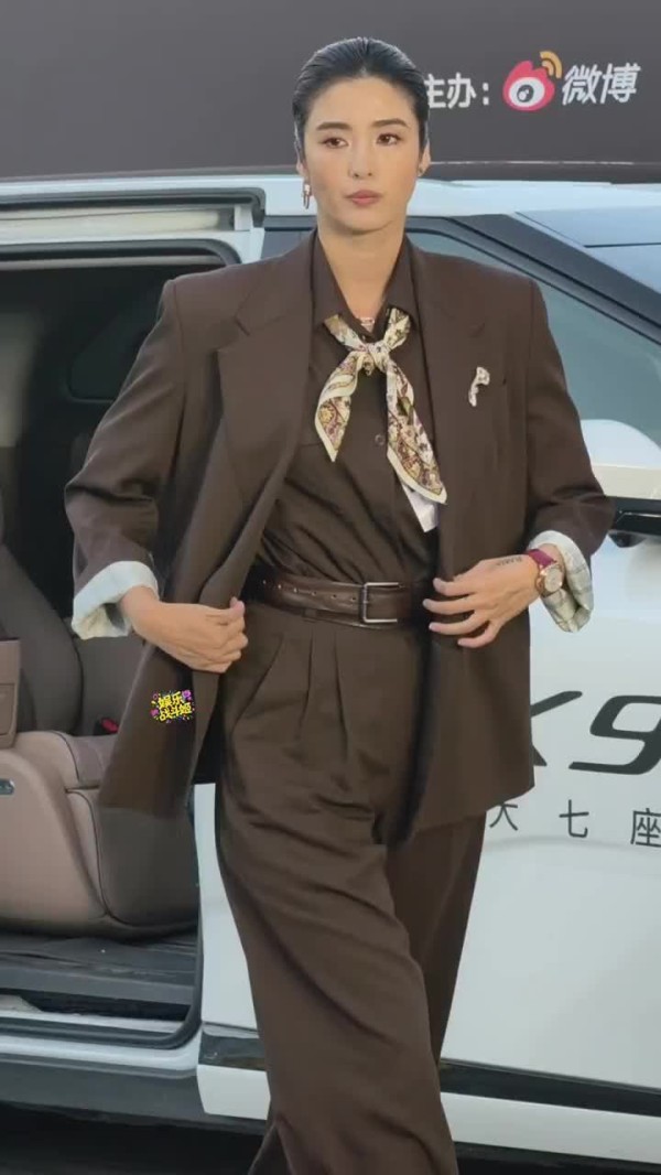 赵丽娜亮相竞燃之夜,气场超强,一身西装A爆了