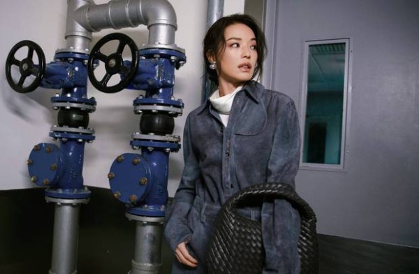 舒淇的废土风造型高级帅气 慵懒卷发更添优雅韵味