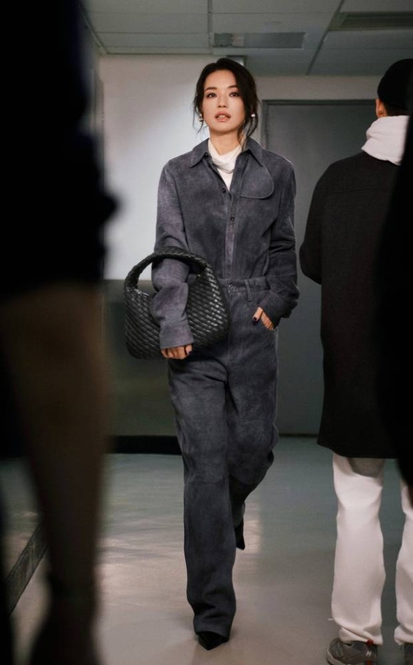 舒淇神情慵懒,气质出众。