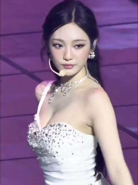 朋友发过来的宁宁，宝宝你怎么变得这么性感