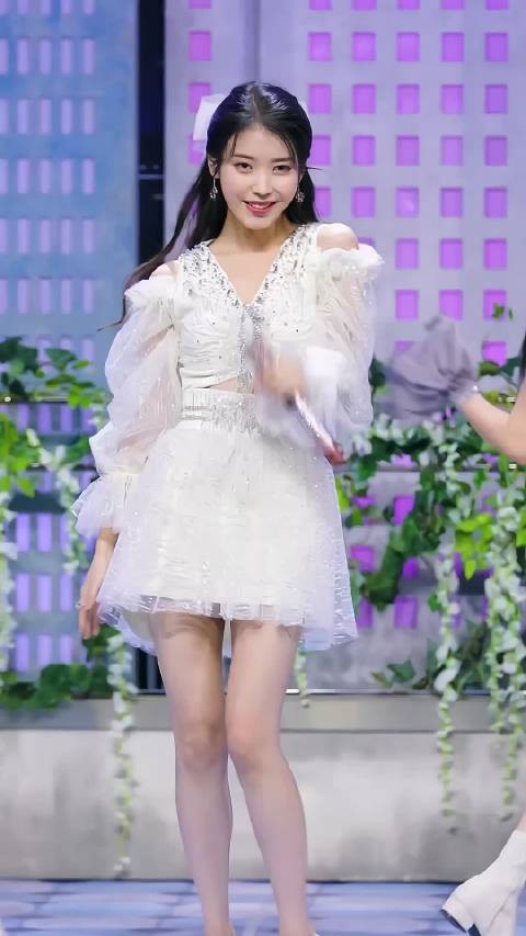 iu李知恩 小白裙穿出了性感的味道!