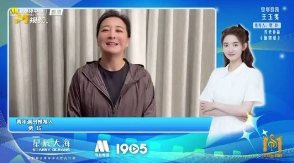 好久不见的贾玲看上去好像又瘦了不少，还黑了，好健康的状态