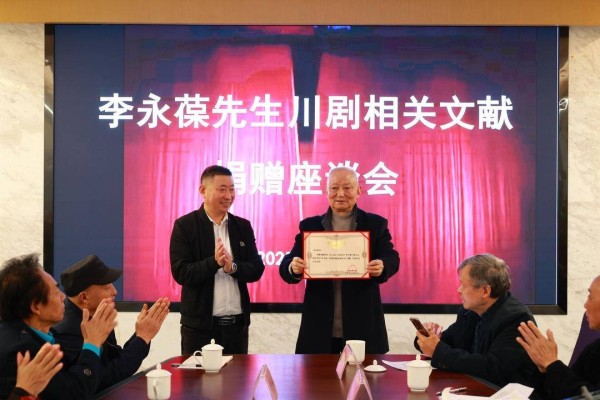 81岁老人捐出“半世梨园”！280册川剧珍本藏着六十年“传承热”