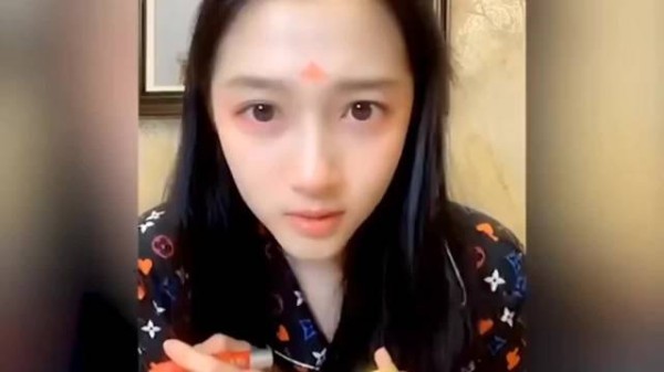 关晓彤太搞笑了，本来只是想画一个花钿，没想到画了一个华为！