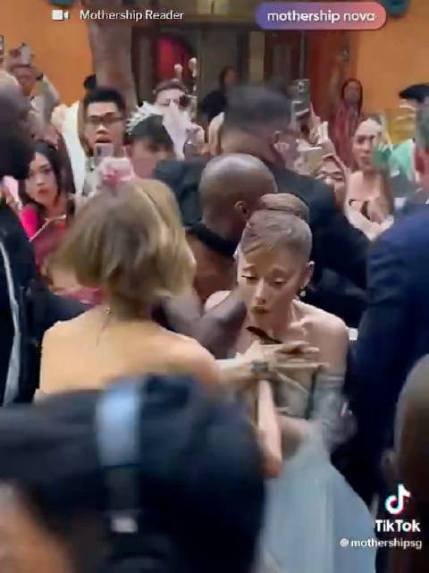 这个美女是谁?被吓坏了