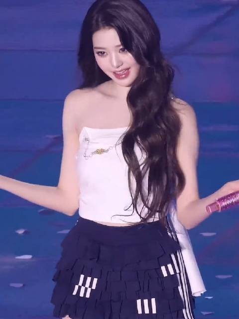 美丽,可爱,性感,风情万种,这些最美好的词语用在张元英身上都不为过!