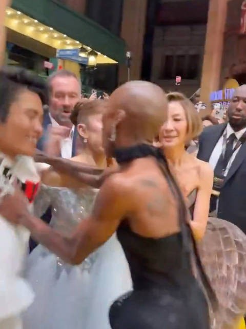 Cynthia迅速推开袭击者保护Ariana,杨紫琼保镖惊呆