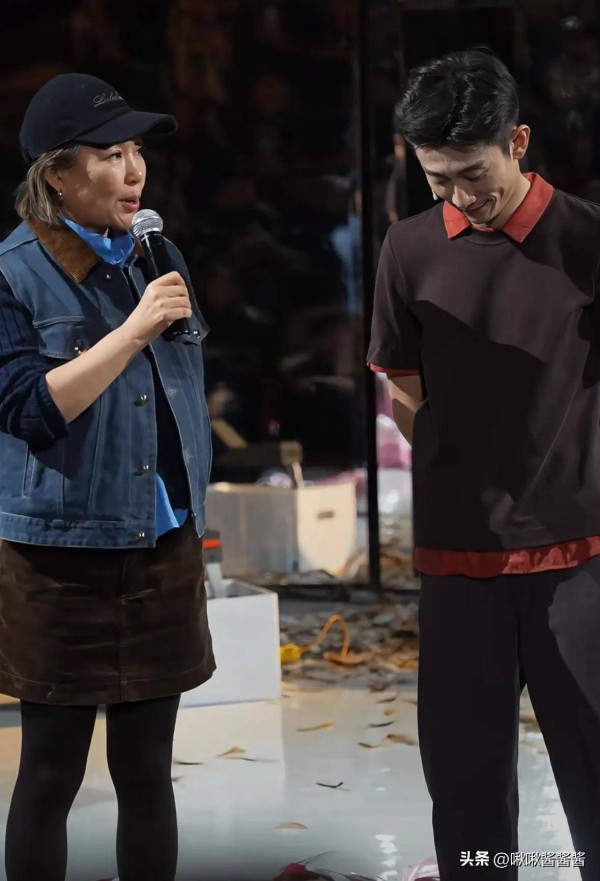 张一山话剧首演杨紫爸爸到场,杨紫送花篮,宋丹丹:他是我的骄傲