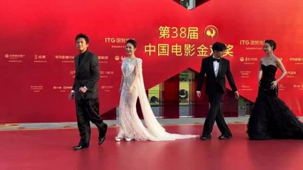 四位主持人亮相,超哥依旧调皮哈哈哈