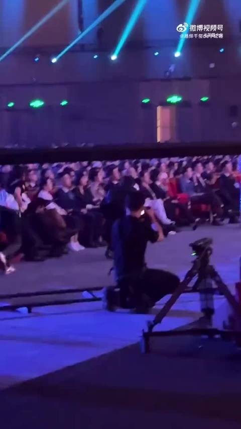 哈哈哈哈 影帝也得撅着屁股回座位! 太可爱了吧回座位的姿势