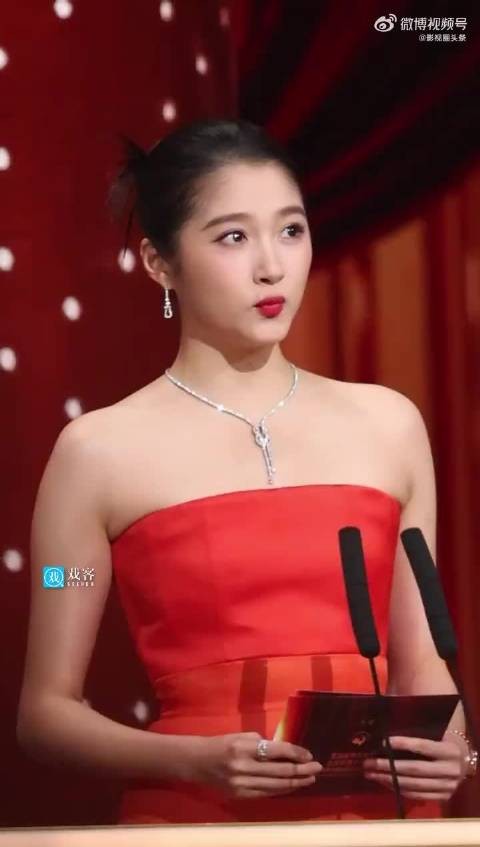 关晓彤造型体态翻车,团队回应称骨相问题