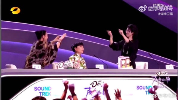 何炅直播遇导师逼宫险唱栀子花开