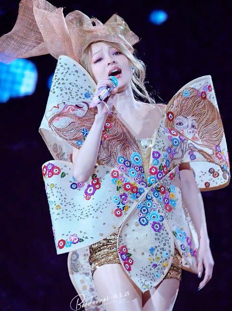 张韶涵演唱会造型引热议,歌迷呼吁举办服装展览