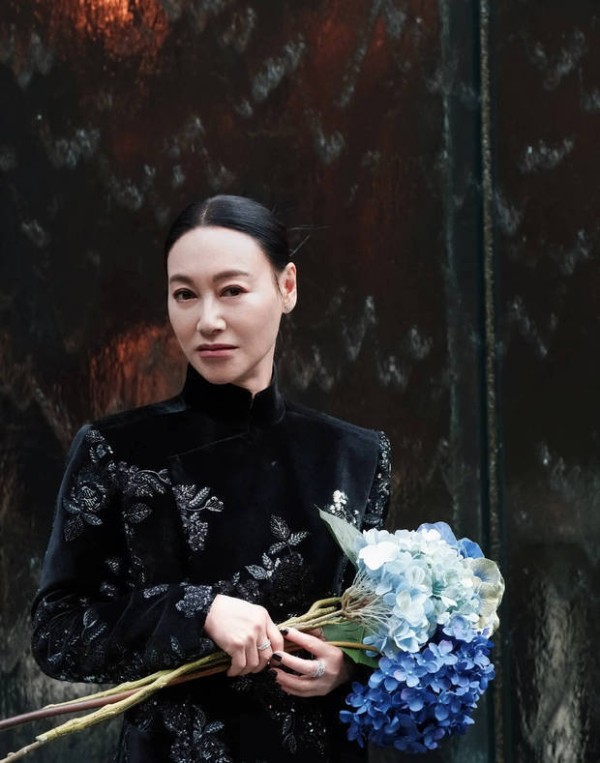 惠英红晒金鸡奖造型照,十分酷飒霸气!