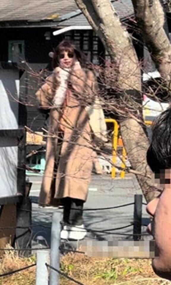 SHE日本逛街被偶遇,任家萱发福明显,田馥甄行走缓慢孕肚抢镜