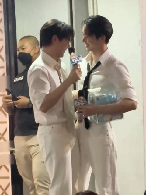 Mok秘书穿masculine风格服装仍显漂亮