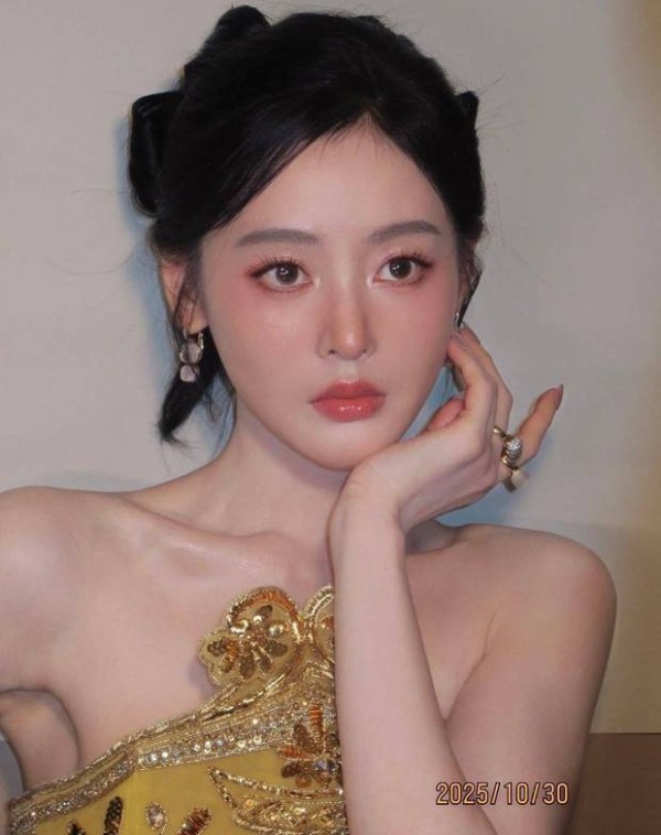 张天爱单手托腮，眼神灵动。