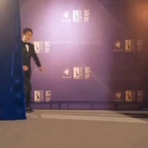 邓超金鸡奖主持表现松弛获赞，或将成活动宠儿