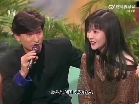 看刘德华的肢体语言就知道，当时的他一定很喜欢关之琳！