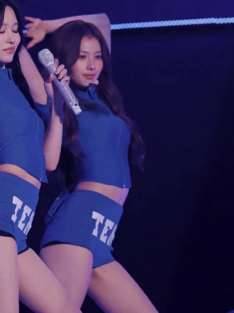 大长腿女神sana凑崎纱夏的演出直拍,这身材比例真的是绝了