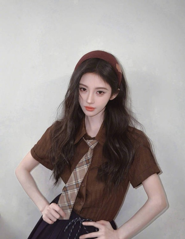 鞠婧祎学院风造型清纯大方。