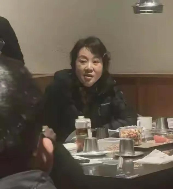 54岁闫妮沈阳吃火锅被偶遇,素颜很接地气,不化妆多了份亲切感!