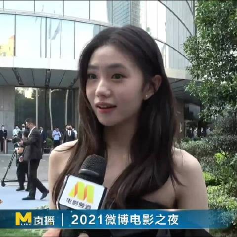 没想到几年前的刘浩存就已经这么好看了，好清纯的感觉啊，人群中一眼看到啊