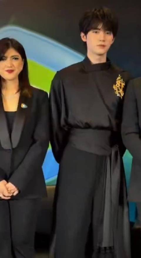 周翊然今日东南亚活动现场生图来了!超绝的一套新中式!帅成啥了啊啊啊啊!