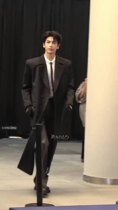 张凌赫西装风衣造型展男模魅力