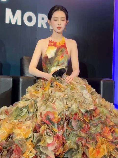 孟子义繁花裙造型展现完美身材