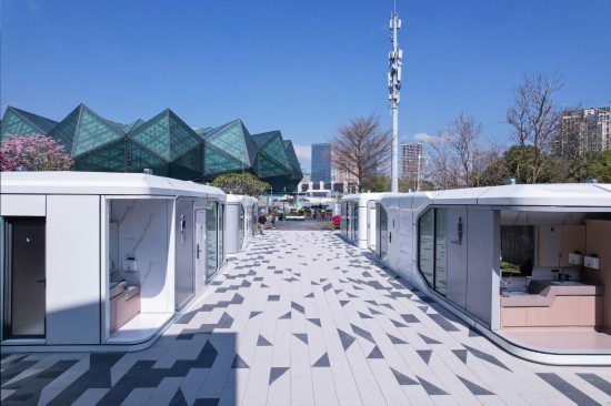 深圳大运中心主要出入口附近的“太空舱”公厕。(受访单位供图)