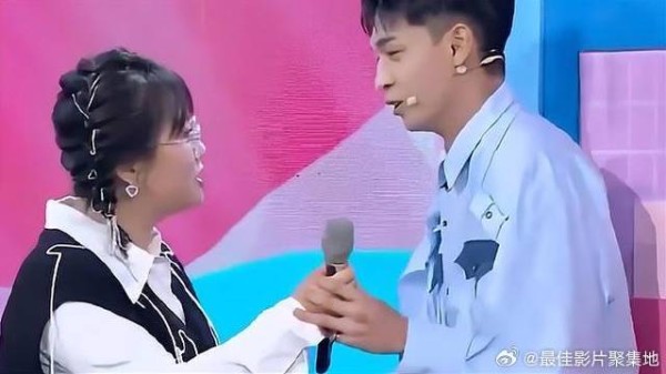 秦霄贤托起李雪琴的手，对李雪琴说姐我喜欢被动，笑死了！