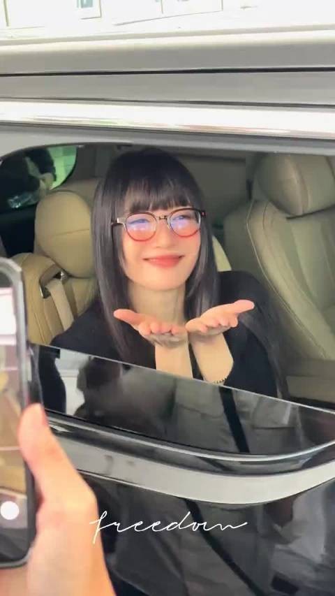 江疏影齐刘海眼镜造型亮相，形象大变引关注