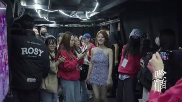 赵露思生日会演出结束后台落泪,驻足观看粉丝合唱